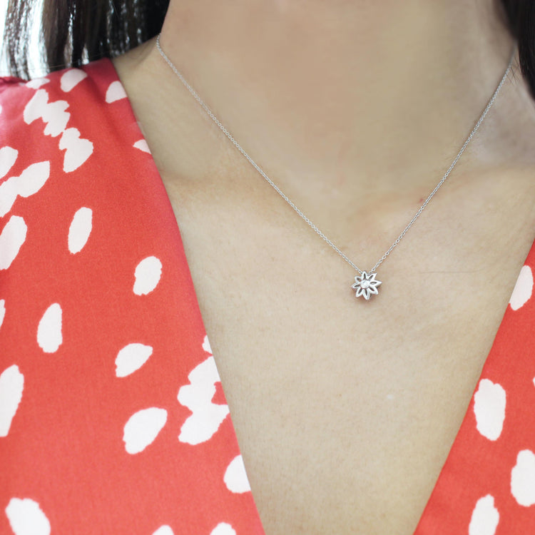 Daisy Flower 1/40 Cttw Natural Diamond Pendant Necklace set in 925 Sterling Silver