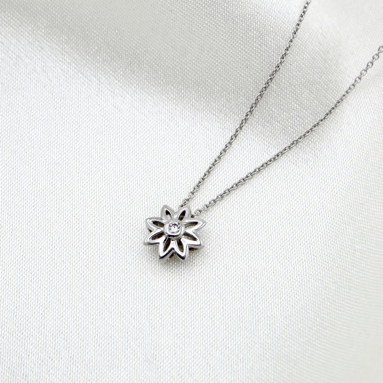 Daisy Flower 1/40 Cttw Natural Diamond Pendant Necklace set in 925 Sterling Silver